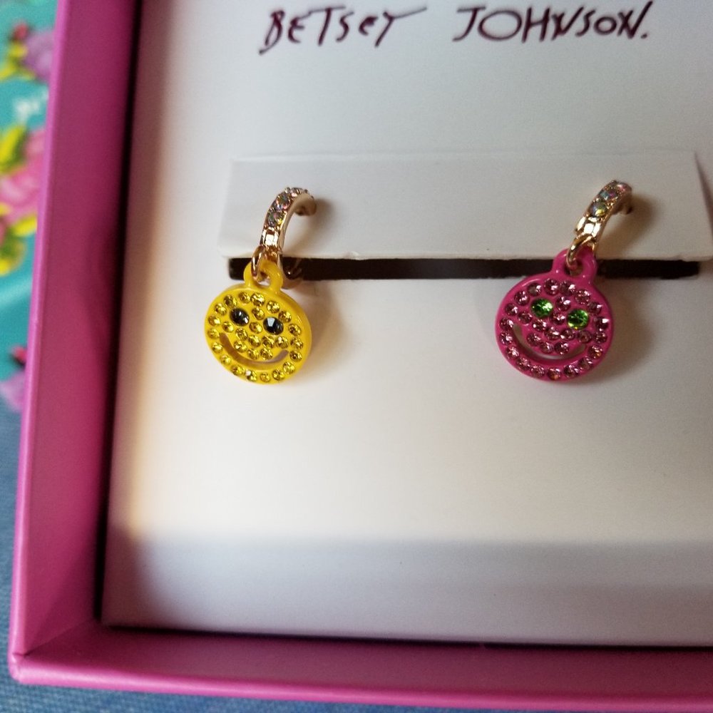 ☺️Betsey Johnson Yellow/Pink Pavé Stone Happy Face Earrings - NWT&B☺️